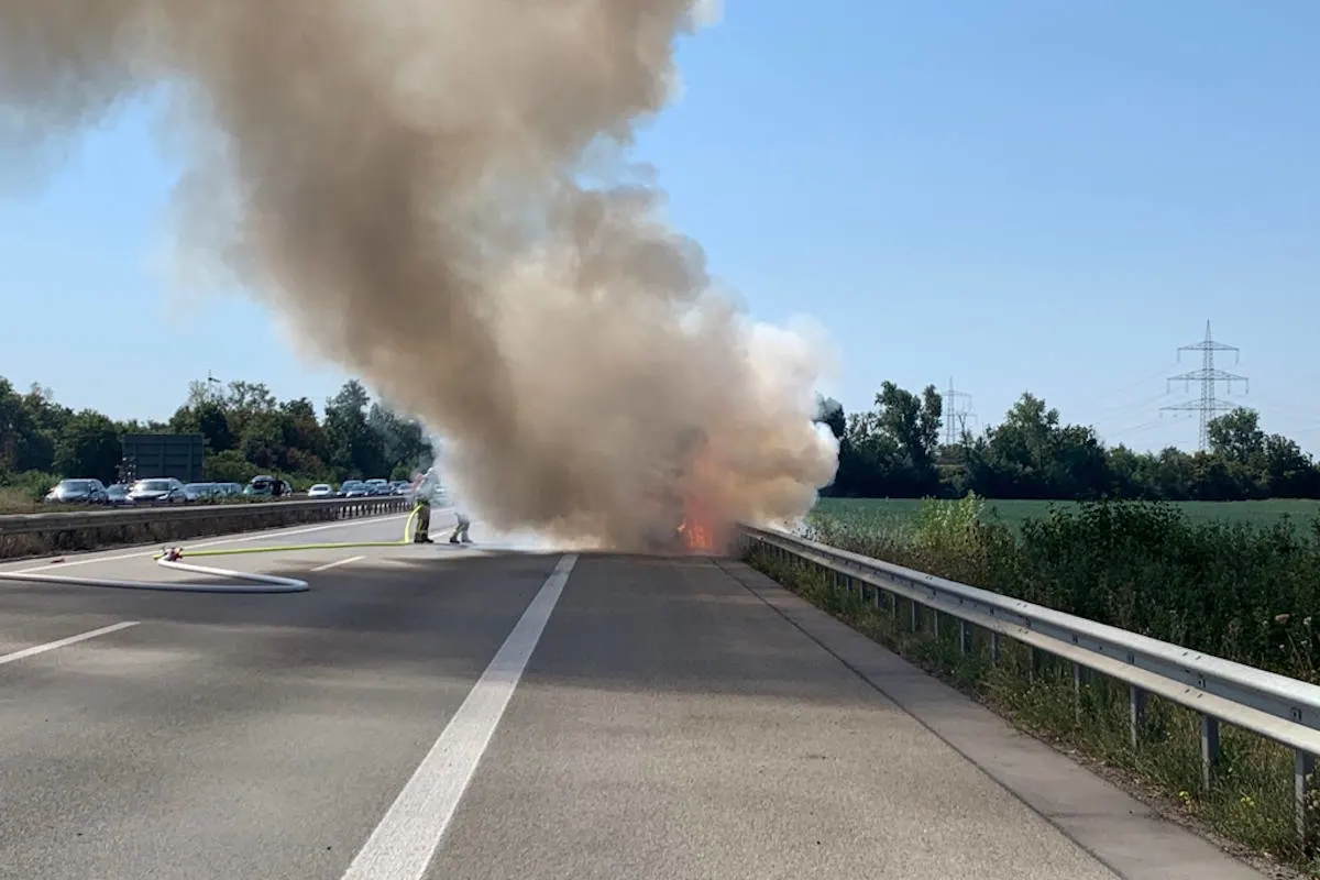 PKW-Brand auf der A61 in Richtung Speyer - Rettungskräfte kamen nur langsam voran