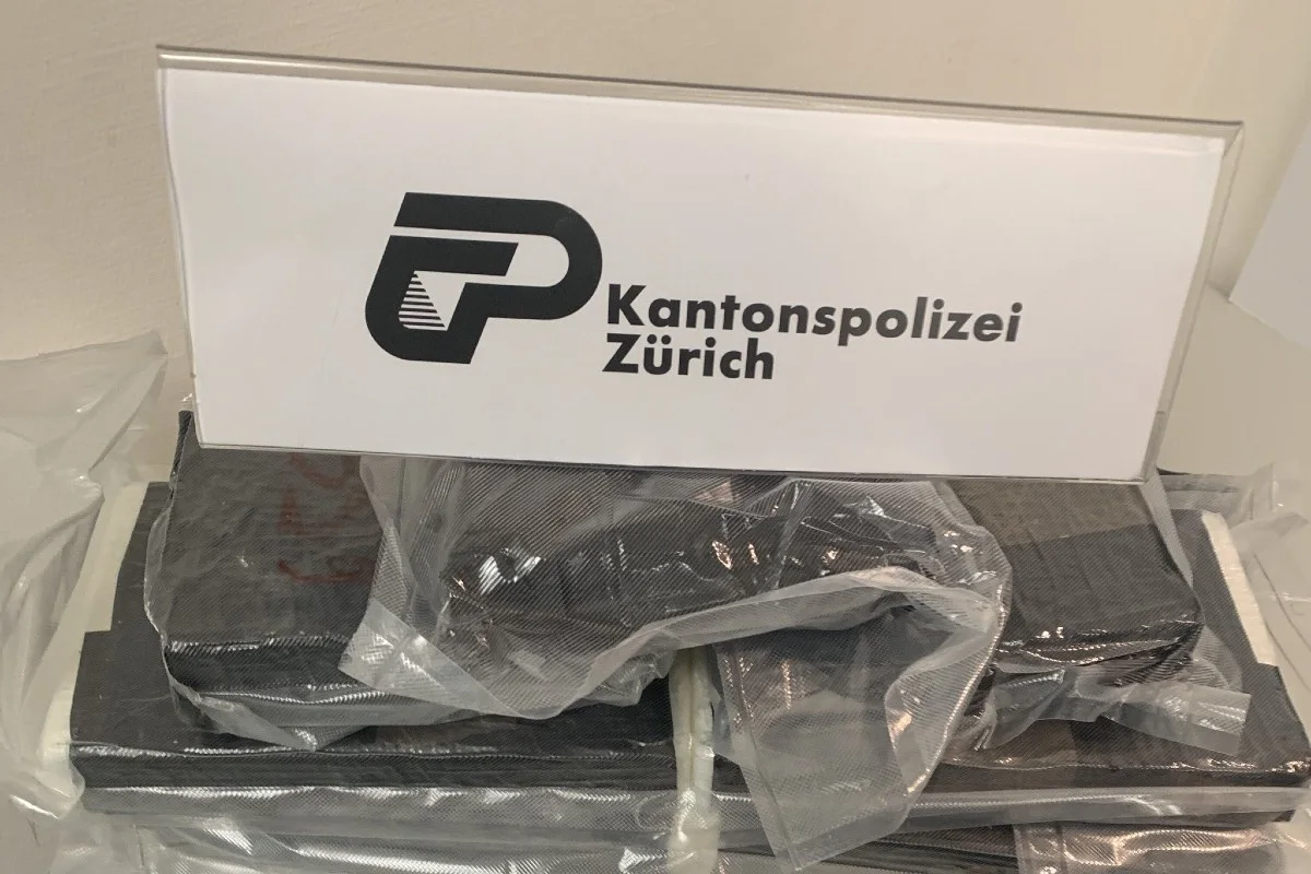 Flughafen Zürich ZH - Drei mutmassliche Drogenkuriere erwischt