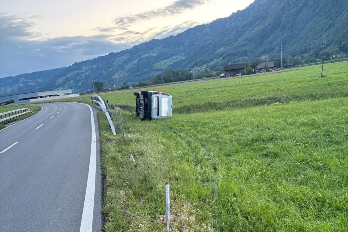 Bilten GL - Auto landet bei Unfall im Wiesland 