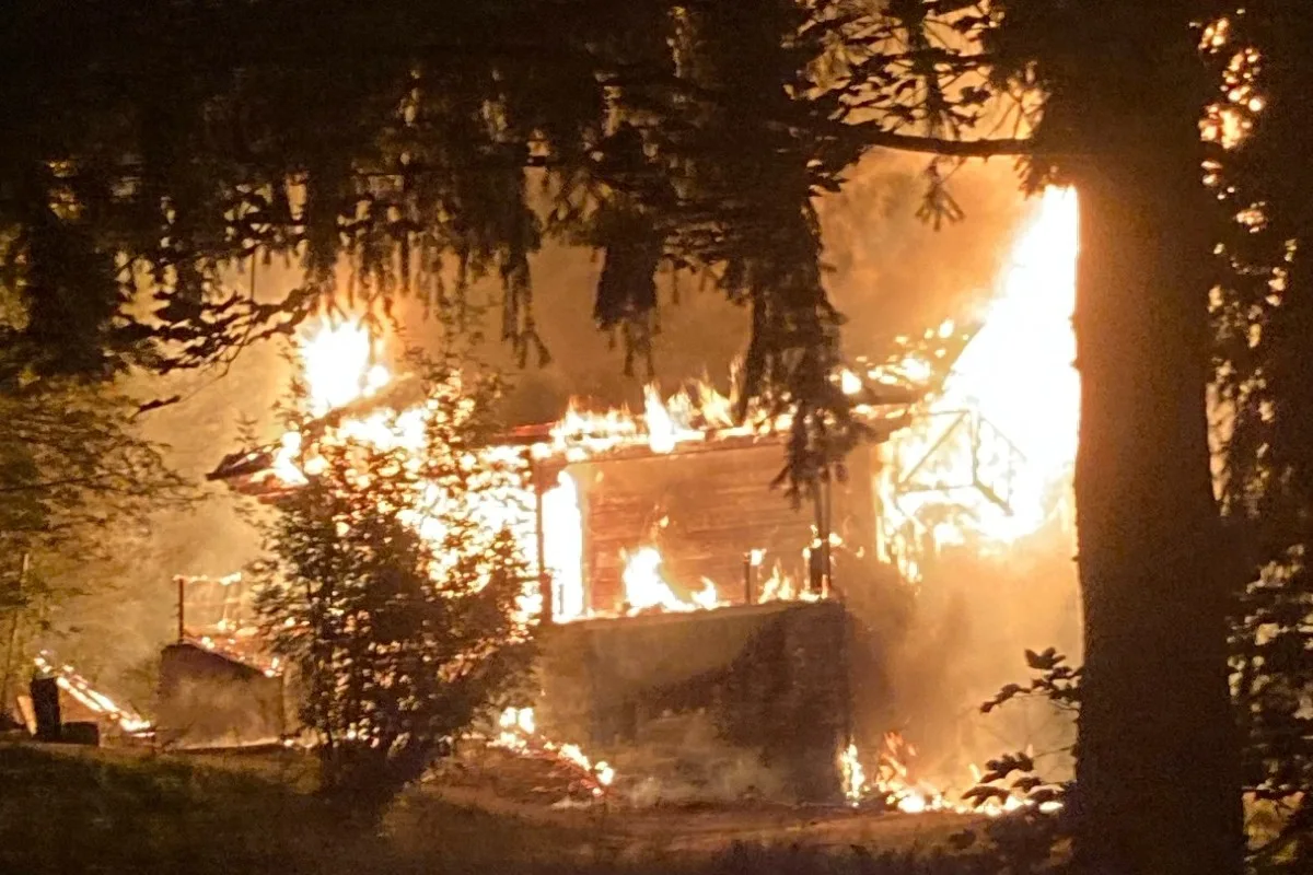 Chamoson VS - Chalet komplett von den Flammen zerstört - eine Person verletzt