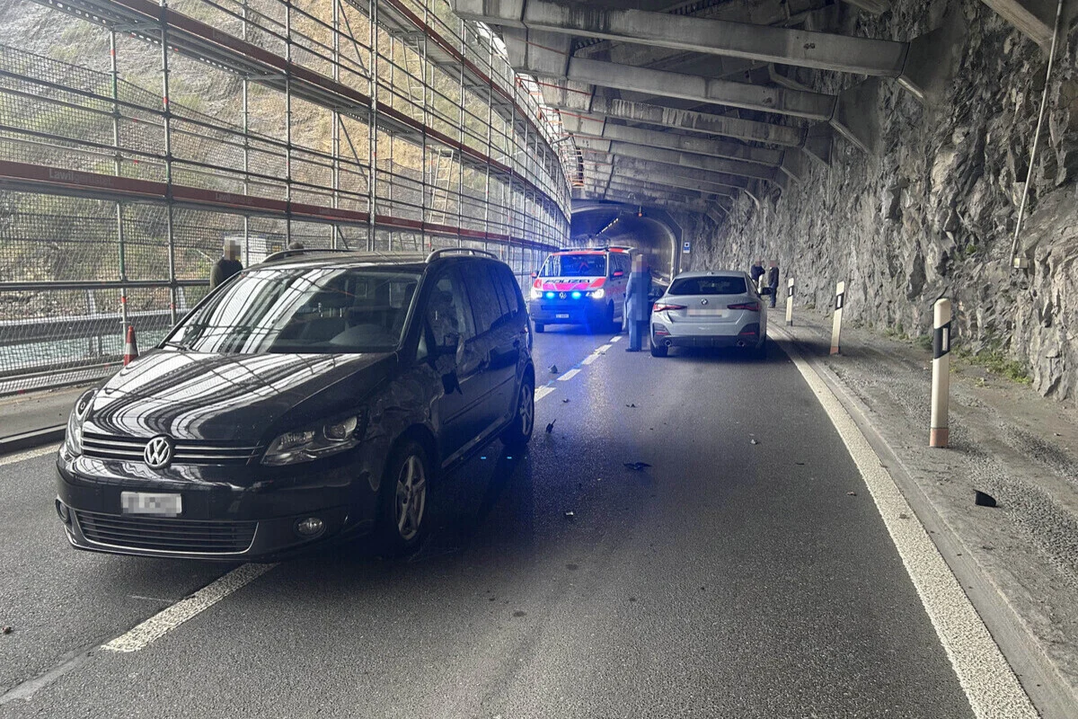 Morschach SZ – Drei Autos an Verkehrsunfall beteiligt - Axenstrasse gesperrt