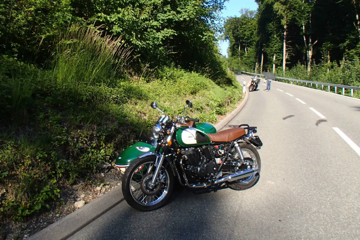 Küttigen AG - Drei Verletzte bei Selbstunfall mit SeitenwagenMotorrad