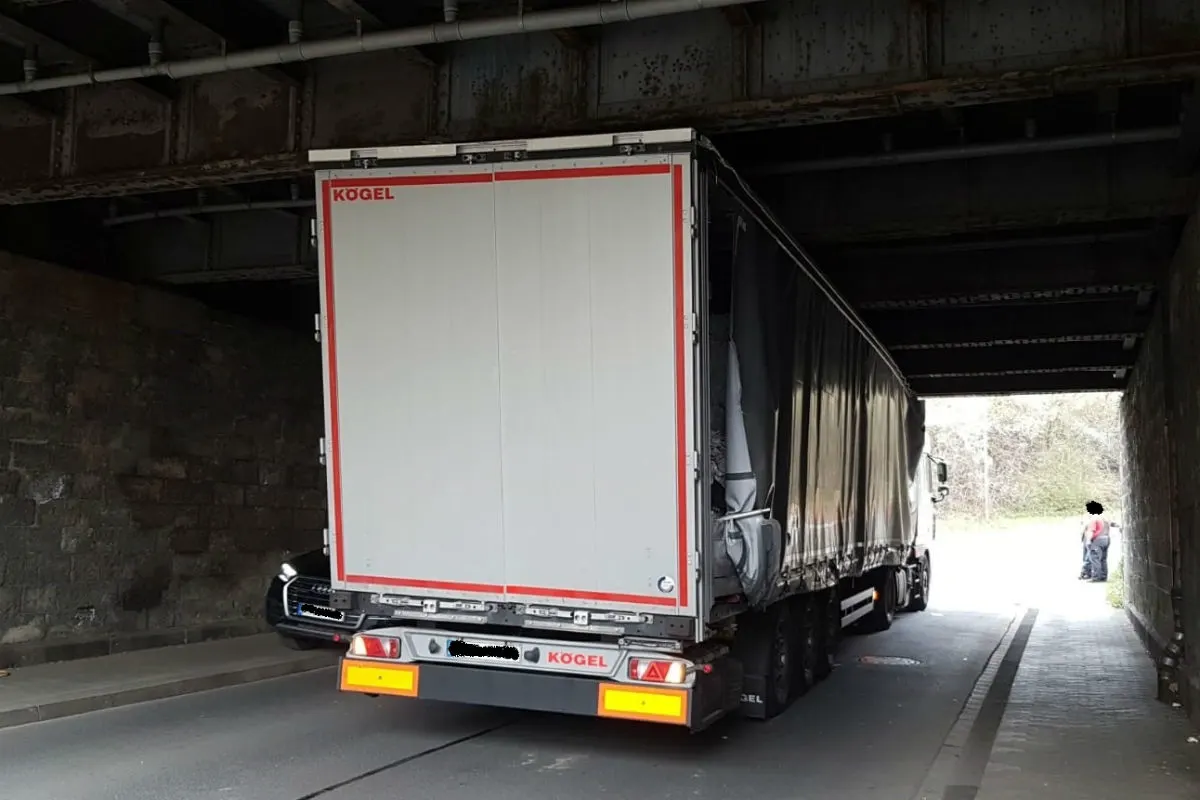 Sattelzug bleibt unter Brücke stecken