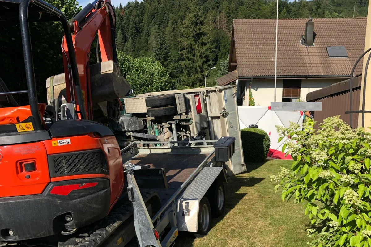 Uerkheim AG -  Unfall mit Todesfolge – 42-jähriger Mann unter Lieferwagen eingeklemmt