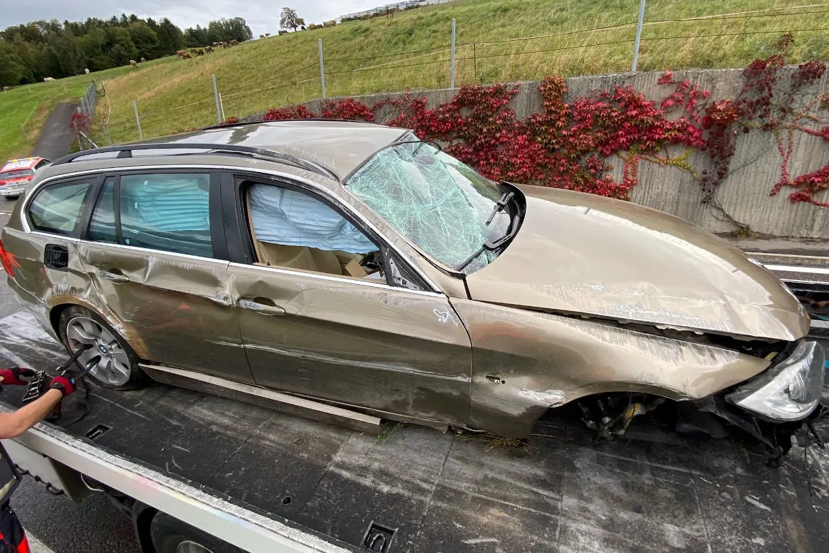 Unfall in Neuheim ZG – Auto ein Fall für den Schrottplatz