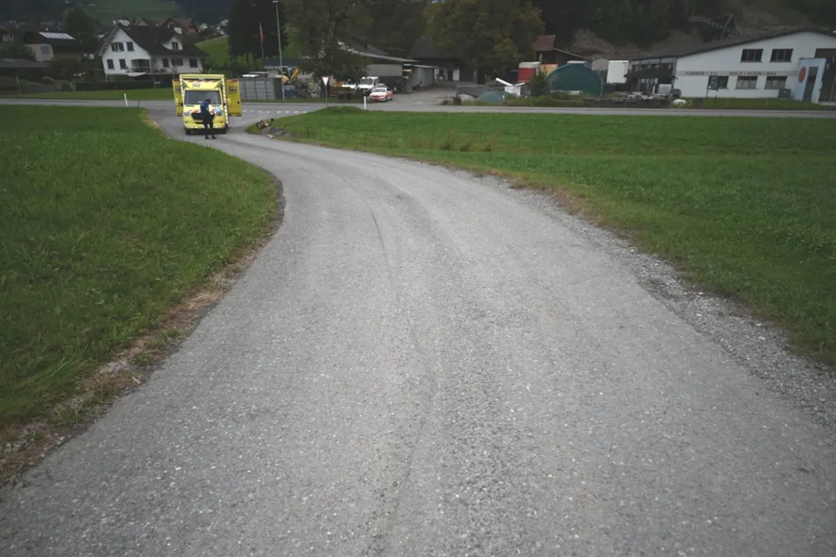 Unfall in Eschenbach SG – Velofahrer stürzt in Bach