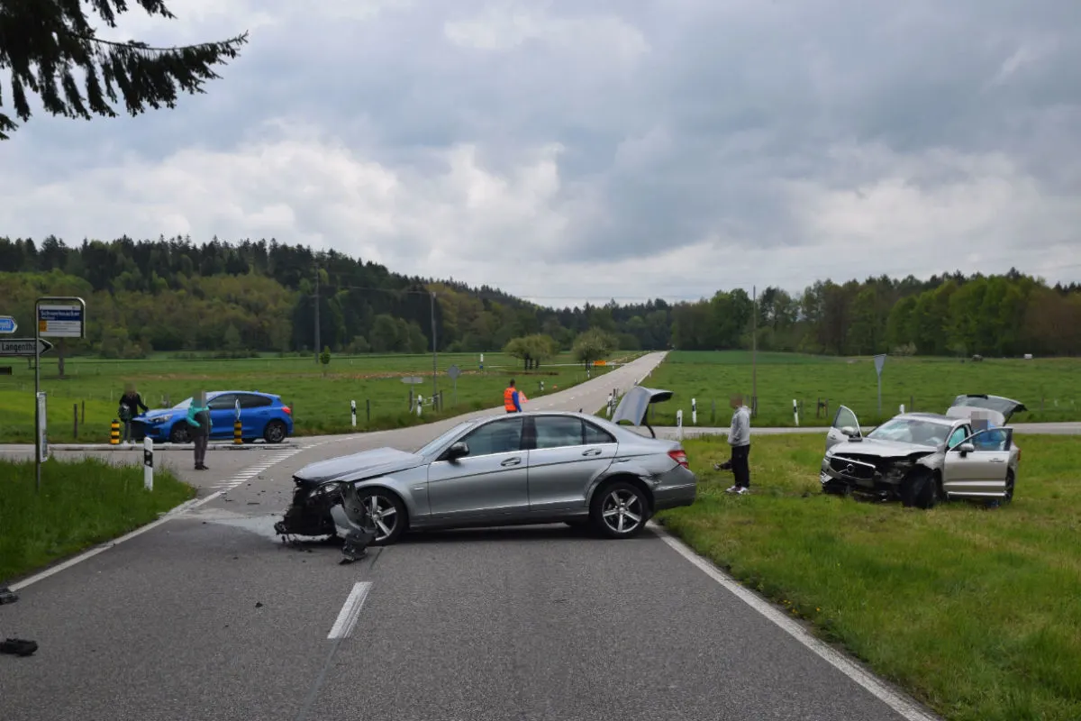 Kestenholz SO - Verkehrsunfall mit drei beteiligten Autos