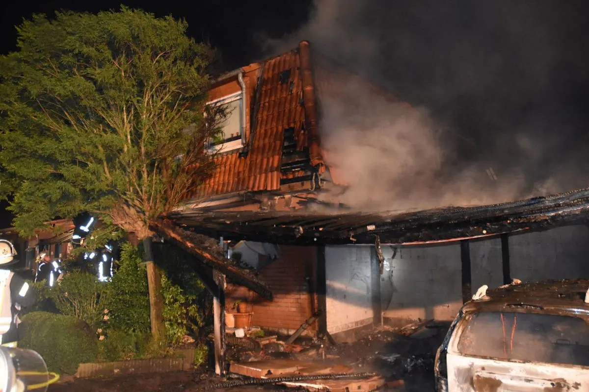 Buxtehude – Carportbrand greift auf Wohnhaus über