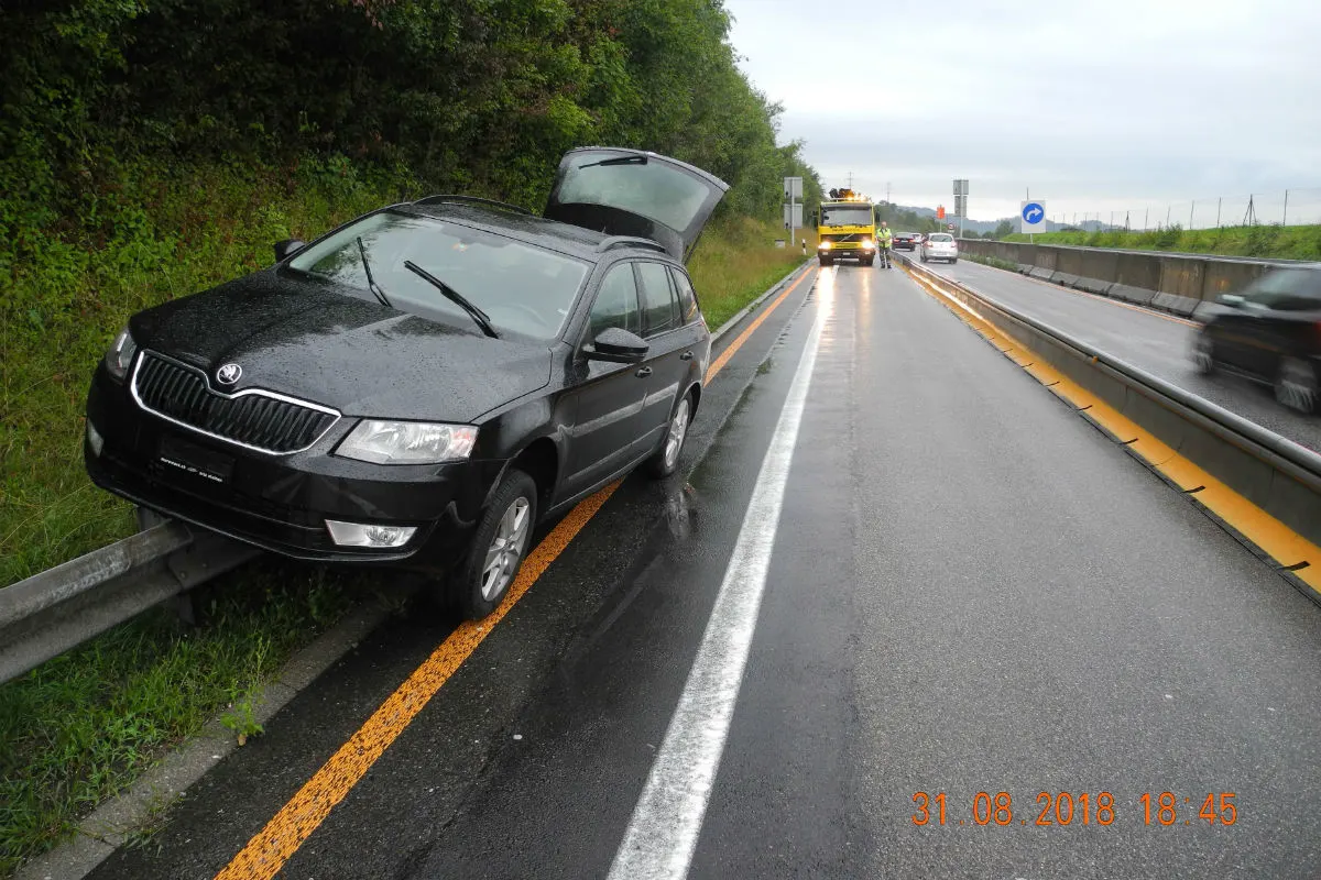 Arth SZ- Selbstkollision auf der Autobahn A4