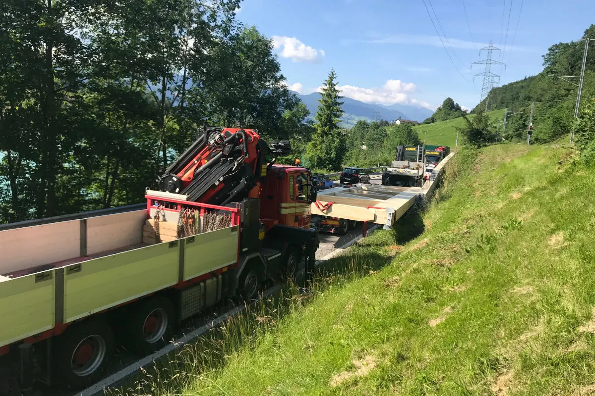 Lungern OW - Ladung eines Sattelschleppers gekippt
