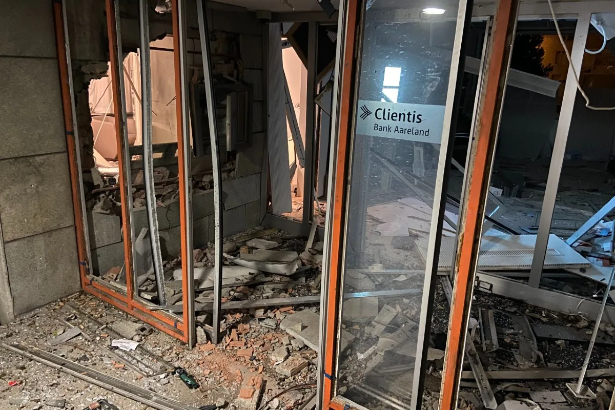 Heftige Explosion in Küttigen AG -  Bankomat der Clientis Bank gesprengt - Täterschaft mit Bargeld auf der Flucht!