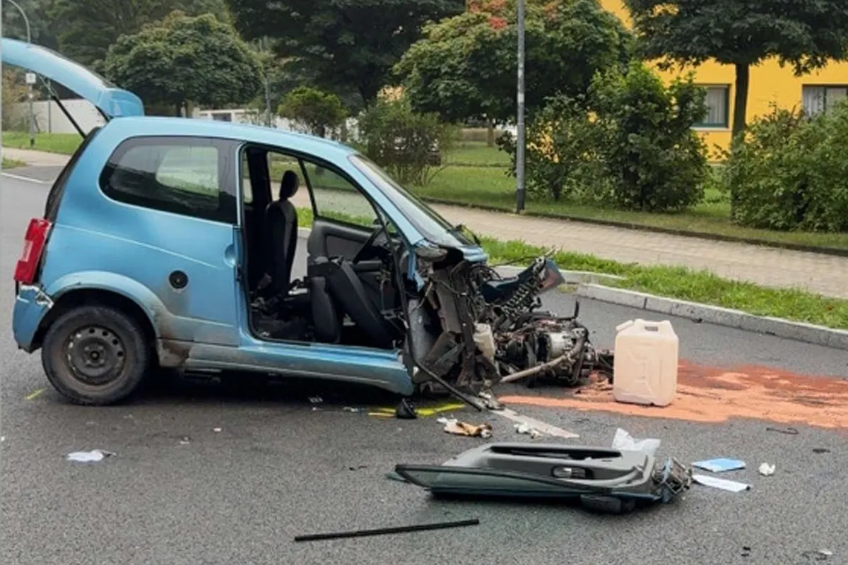 Bad Klosterlausnitz TH – Unfall zwischen Leichtfahrzeug und VW Golf