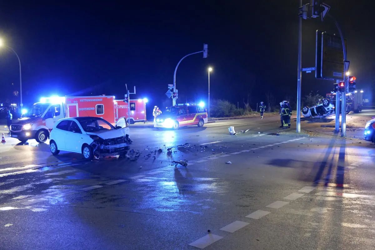 Dortmund – Zwei Autos kollidieren an einer Kreuzung