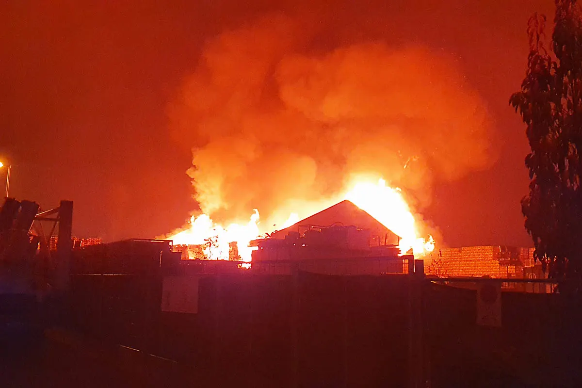 Grünstadt - Vollbrand einer Lagerhalle für Paletten