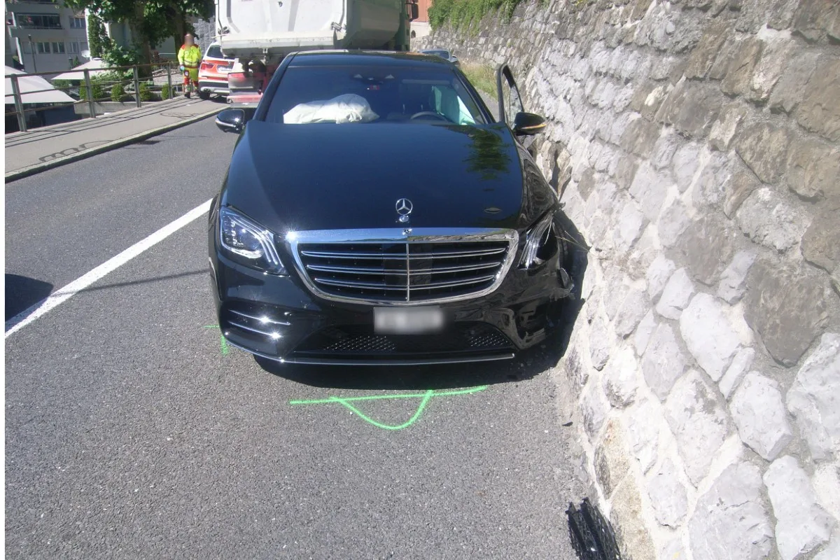 Sisikon UR - Auto gerät auf die Gegenfahrbahn 