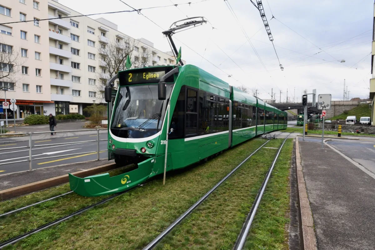 Basel - Velofahrer nach Kollision mit Tram verletzt!