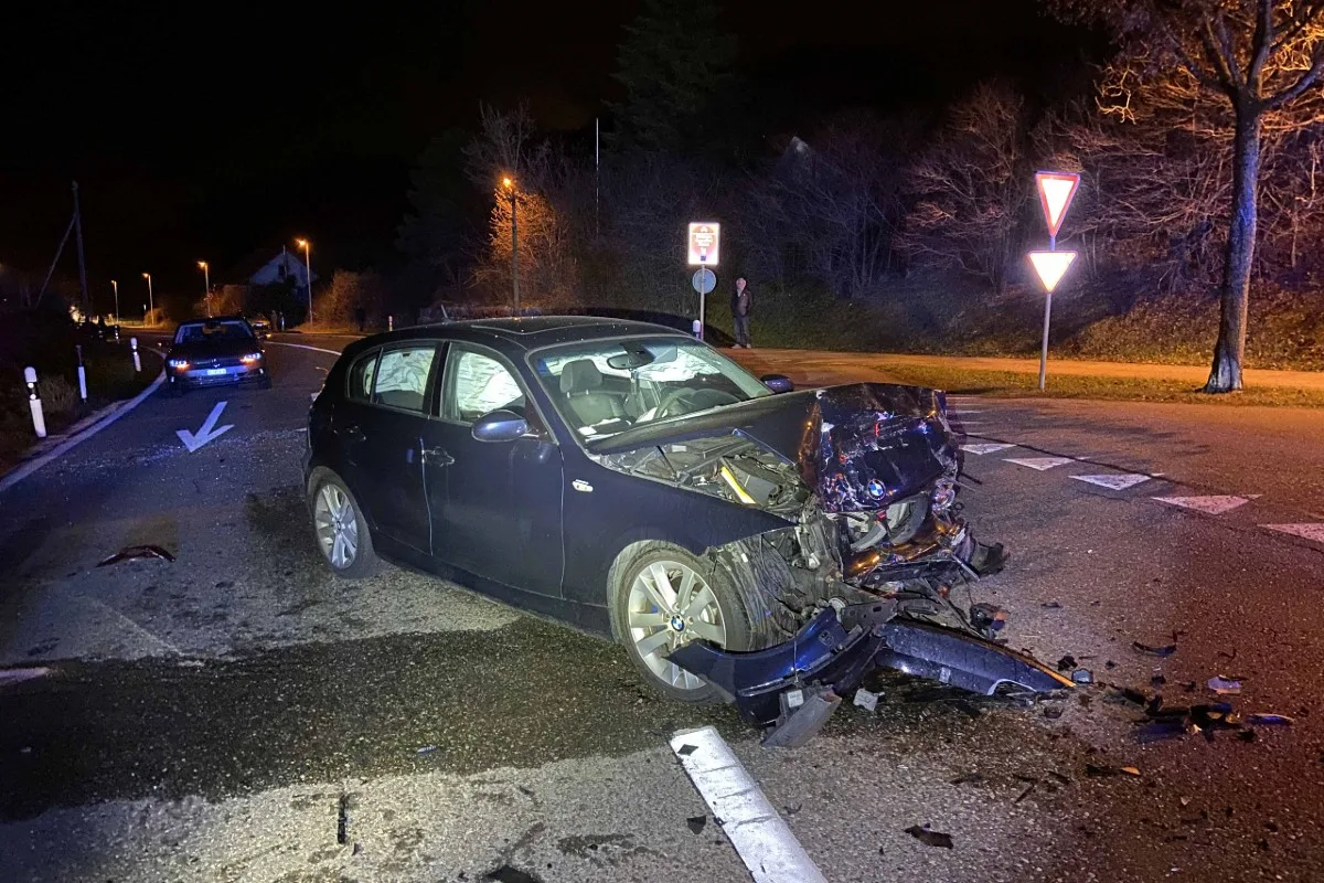 Heftiger Unfall in Untersiggenthal AG - BMW prallt ungebremst in Opel!