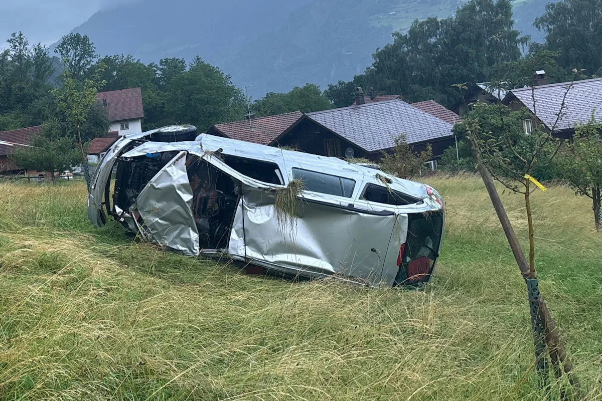 Tödlicher Unfall in Obstalden GL – Mit Auto über Wiesland abgestürzt