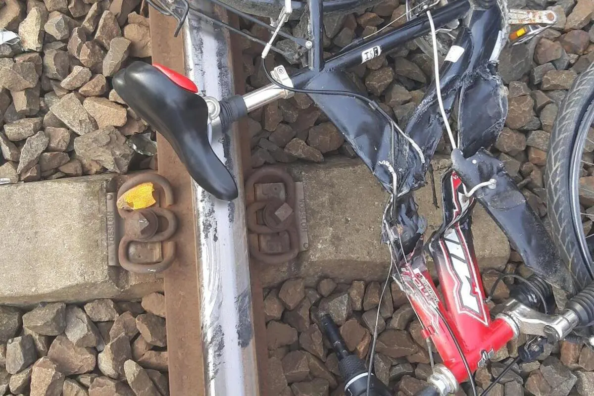 Halle/Saale - Unbekannte werfen Fahrräder auf Bahngleise 