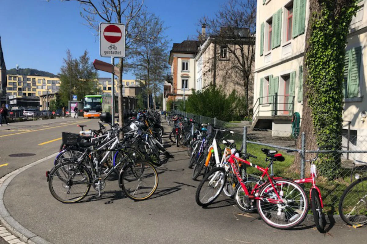 St. Gallen SG - Bis zu 50 Velos versperren Trottoir