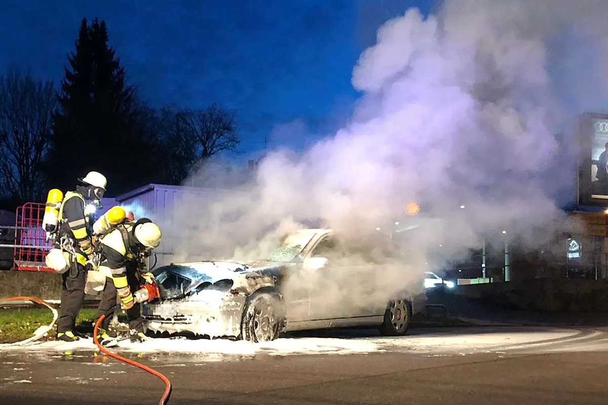 Feuerwehreinsatz in München - PKW in Flammen