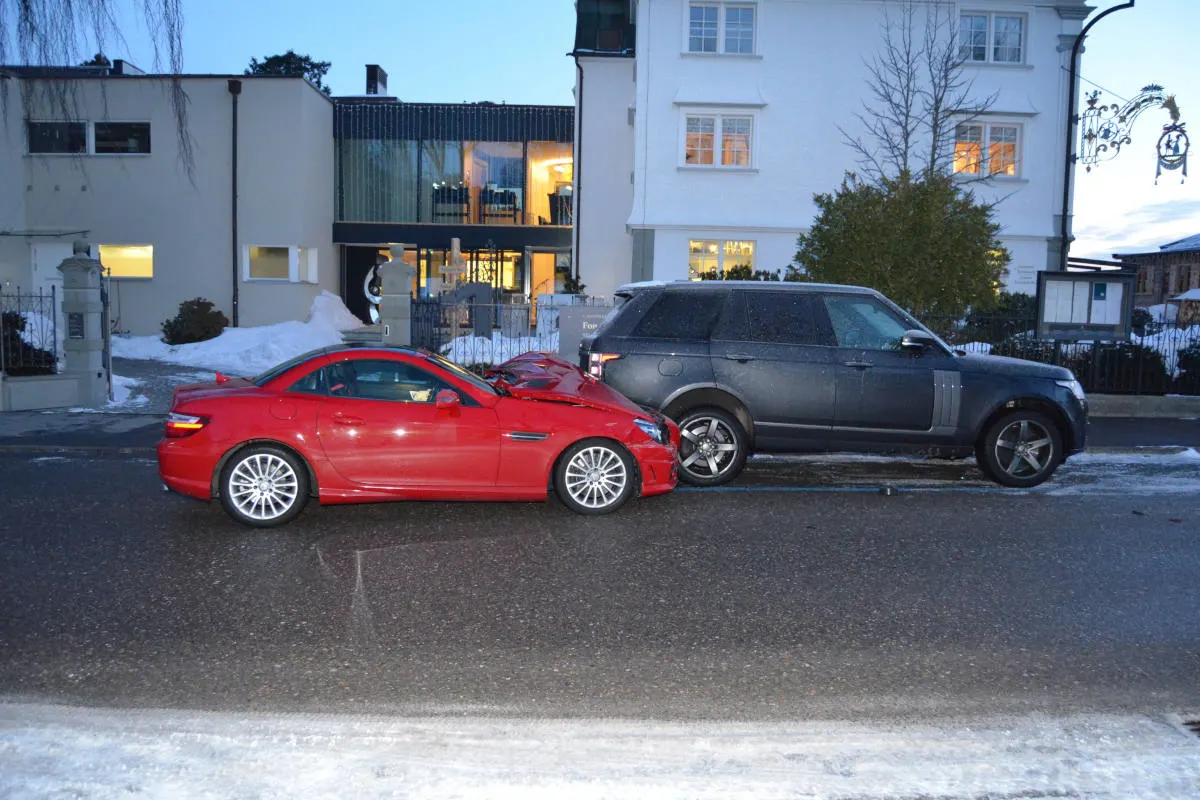 Heiden AR - In parkiertes Auto gefahren