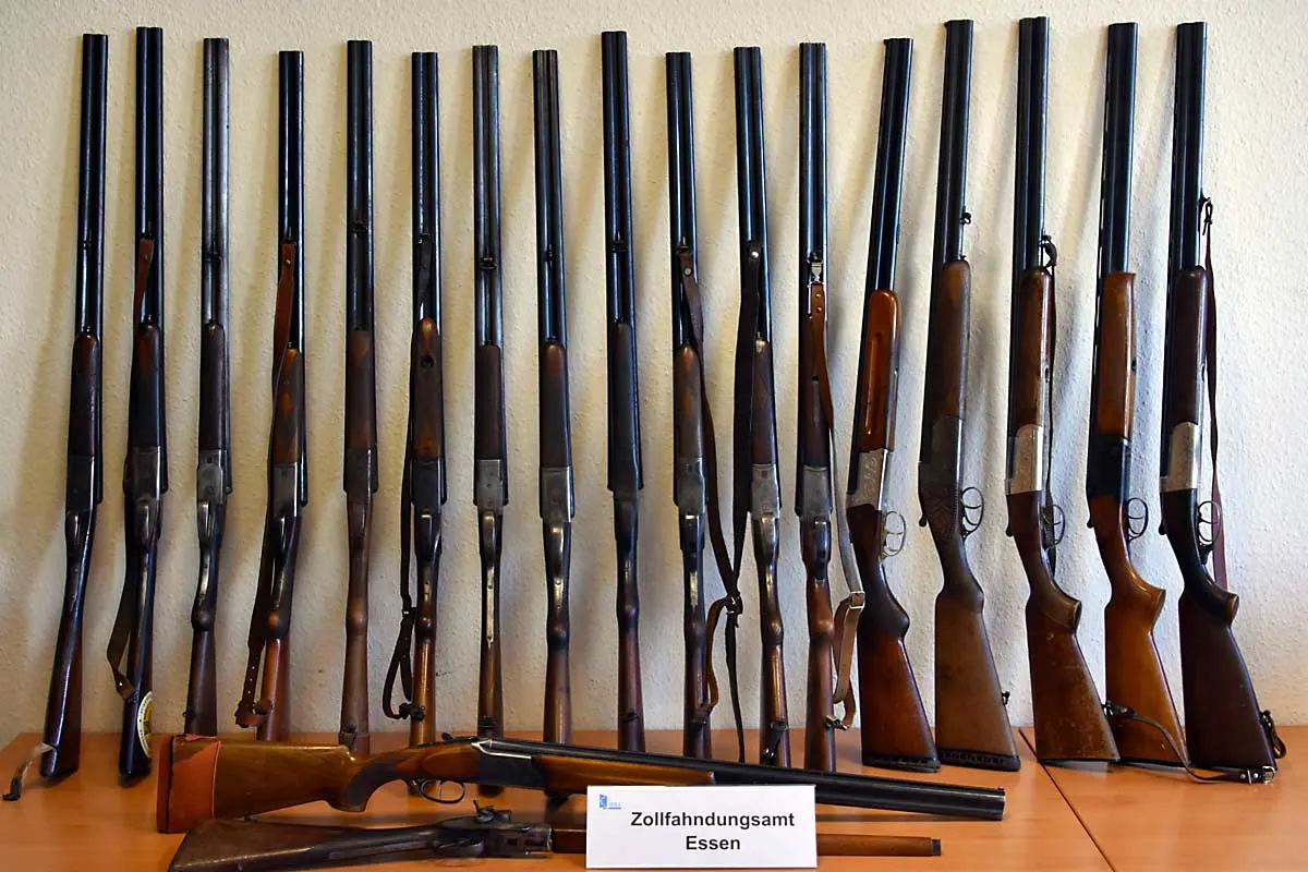 Bielefeld  - Zoll stellt 18 illegale Schrotflinten sicher