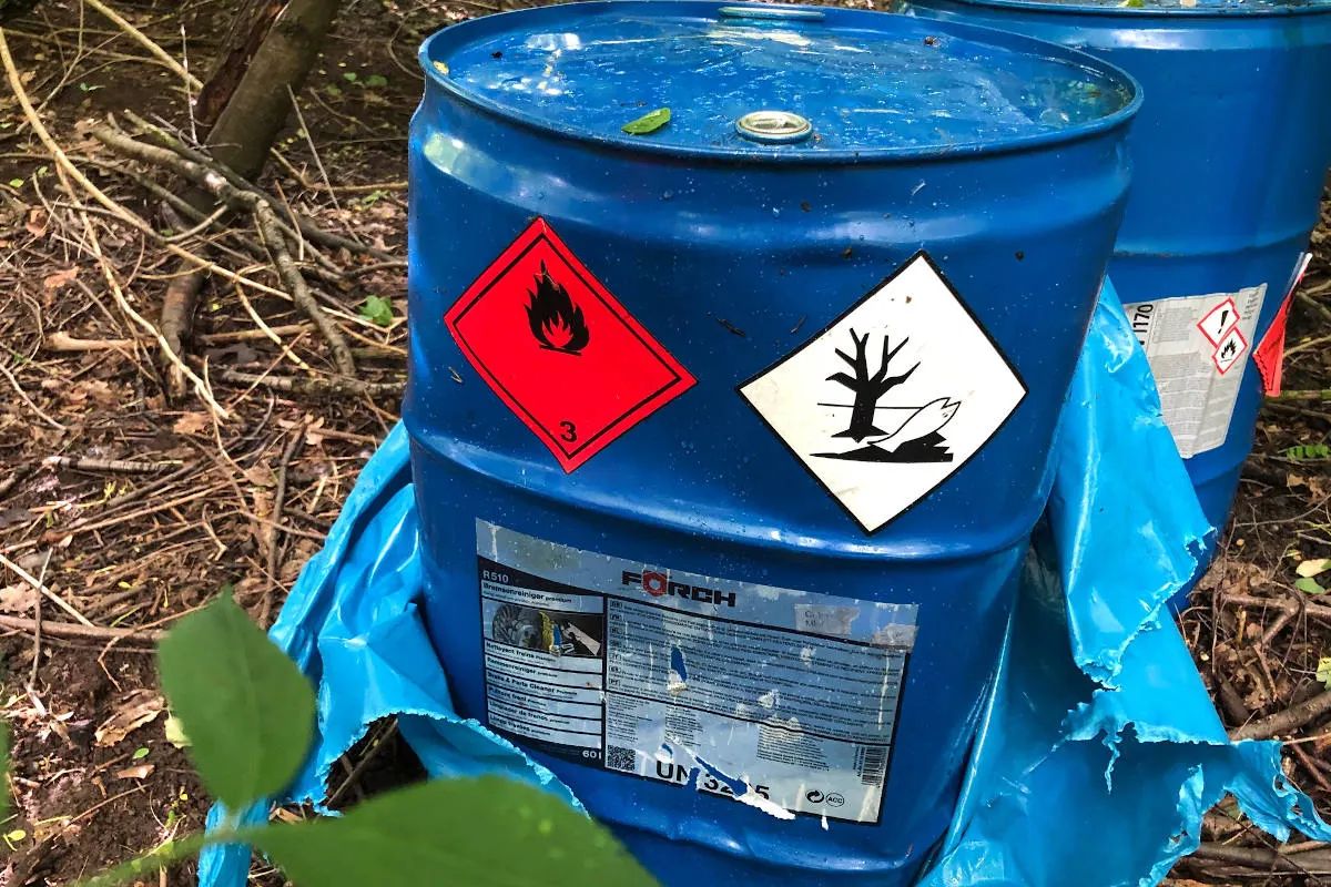 Elmshorn – Fässer im Steindammpark abgelagert