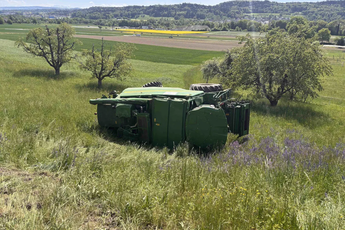 Niederrohrdorf AG – Mähdrescher überschlägt sich bei Unfall