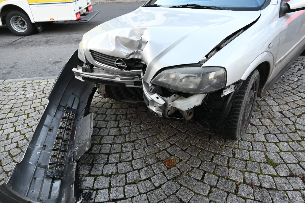 Berneck SG - Autofahrer (91) prallt in Bushaltestelle