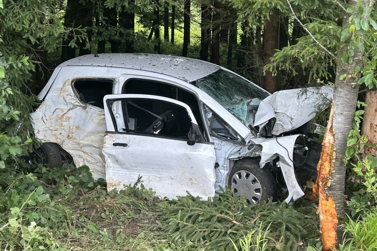 Bünzen AG - Autofahrer tot aus Unfallfahrzeug geborgen 