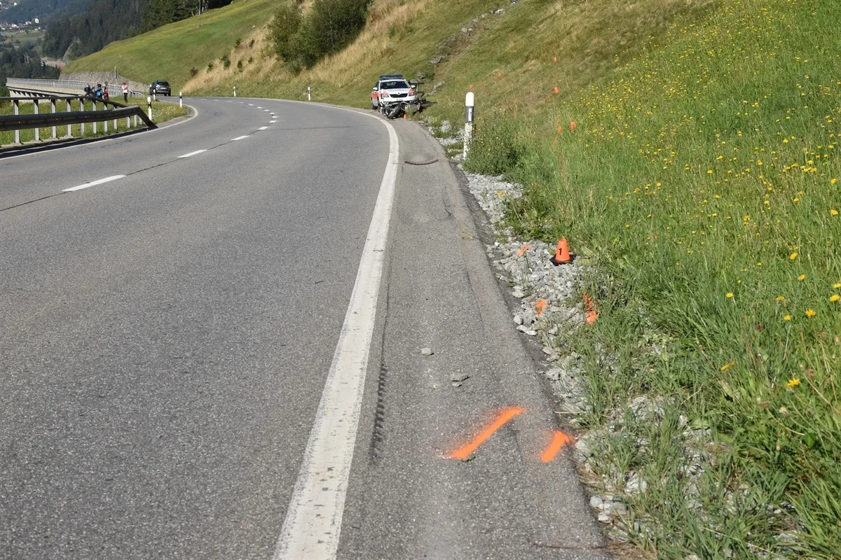 Sumvitg GR - Frau verunfallt mit dem Töff an der Oberalp Strecke