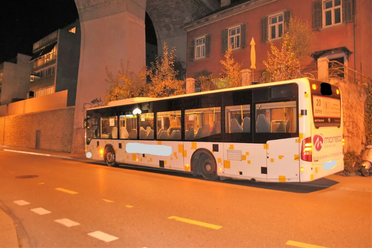 Schaffhausen SH - Linienbus verliert während Fahrt das Rad - Zeugenaufruf