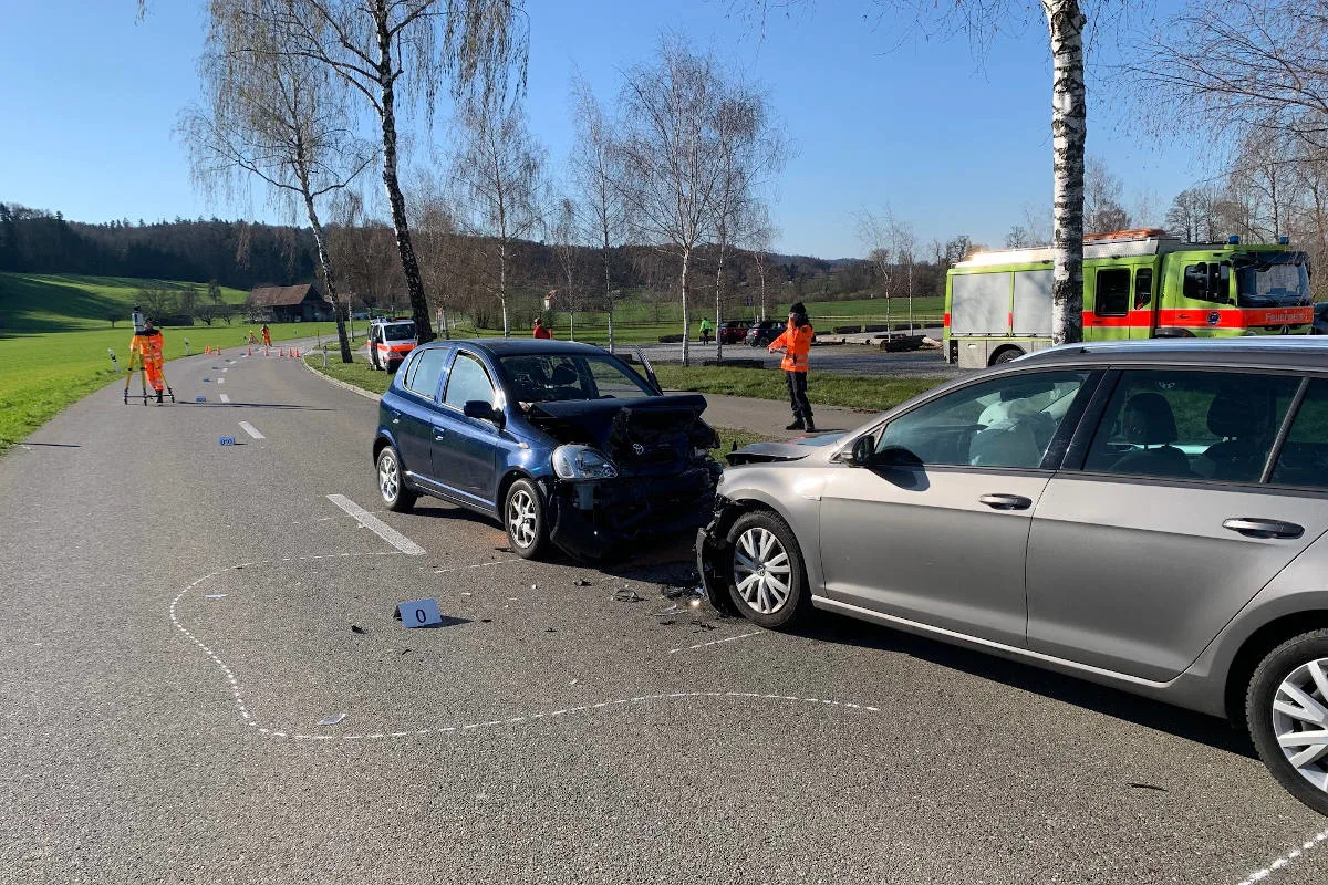 Hinteregg ZH – Verkehrsunfall fordert 6 Verletzte - Zeugenaufruf
