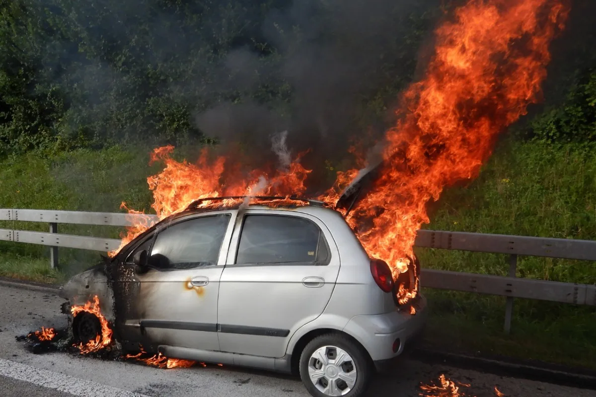 Autobrand in Münchwilen TG - Der Autofahrer lenkte auf der Autobahn das Auto rechtzeitig zur Seite