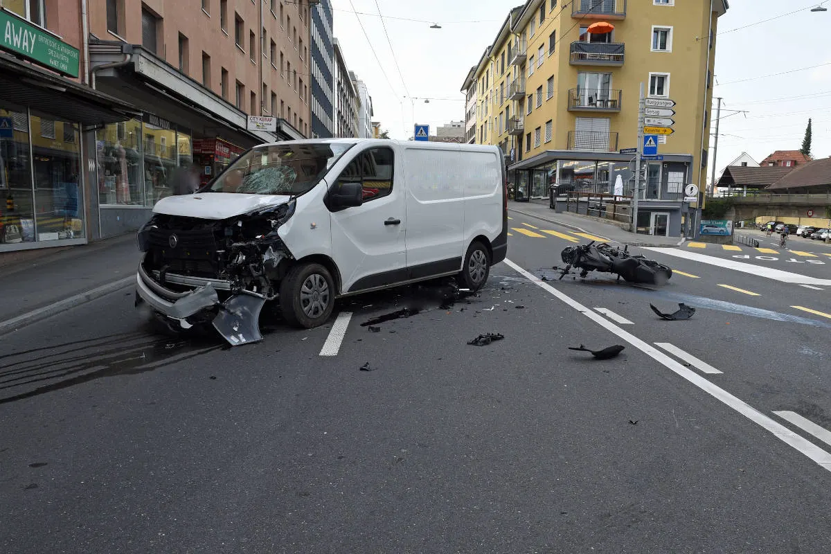 Emmenbrücke LU – Motorradfahrer bei Kollision mit Lieferwagen erheblich verletzt