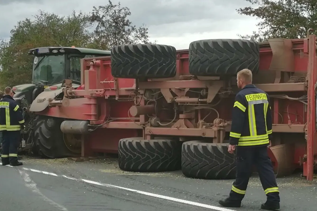 Wipperdorf - Traktor mit Anhänger umgekippt