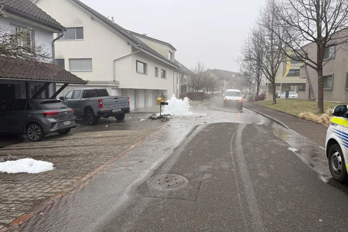 Unfall in Küttigen AG – Auto prallt gegen Hydranten