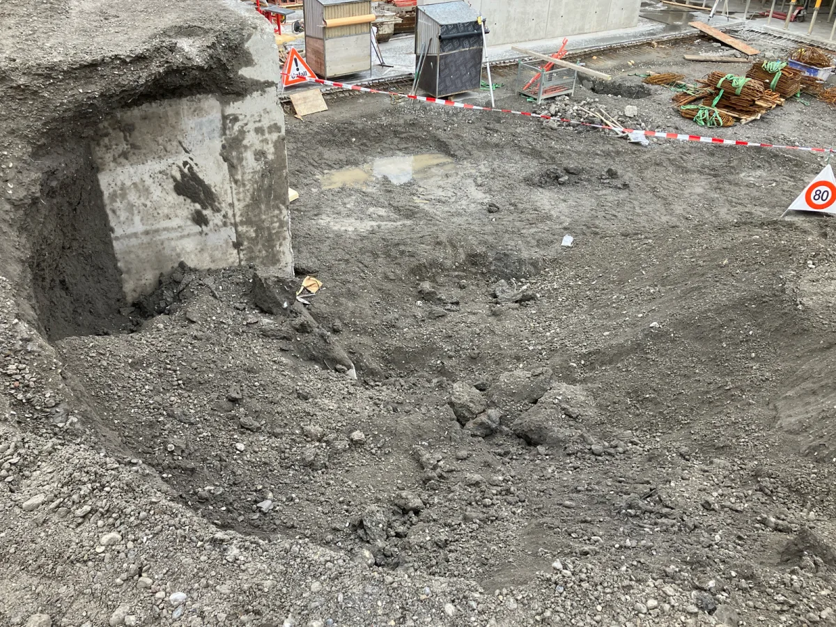Weesen SG - Erdmasse rutscht ab – Bauherr und Arbeiter verletzt