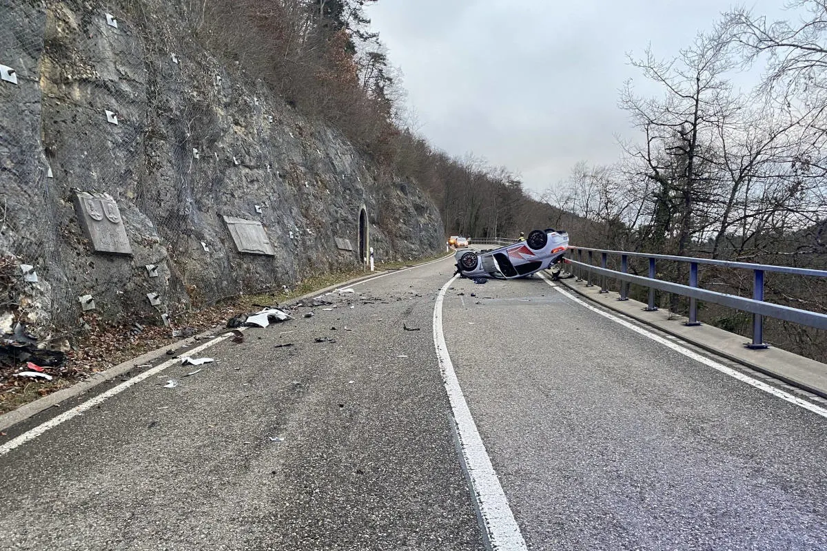 Röschenz BL – In Felswand gekracht und überschlagen – Fahrer erheblich verletzt