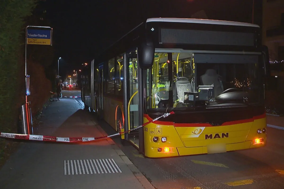 Bülach ZH - Velofahrerin kollidiert mit Linienbus und verletzt sich
