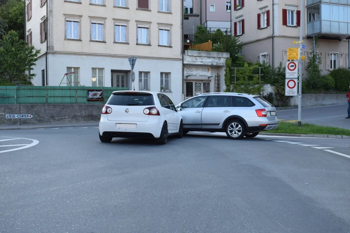Herisau AR - Kollision zwischen Golf und Skoda im Kreisel