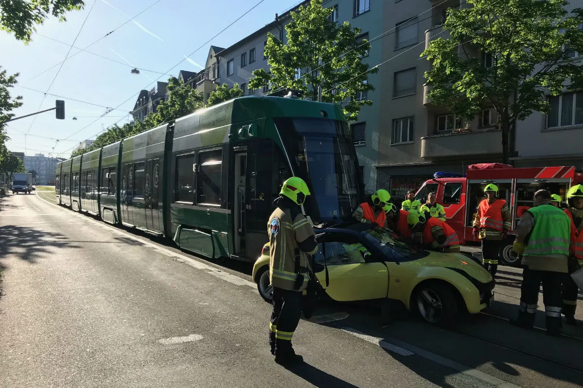Basel BS - Autolenkerin bei Unfall mit Tram verletzt