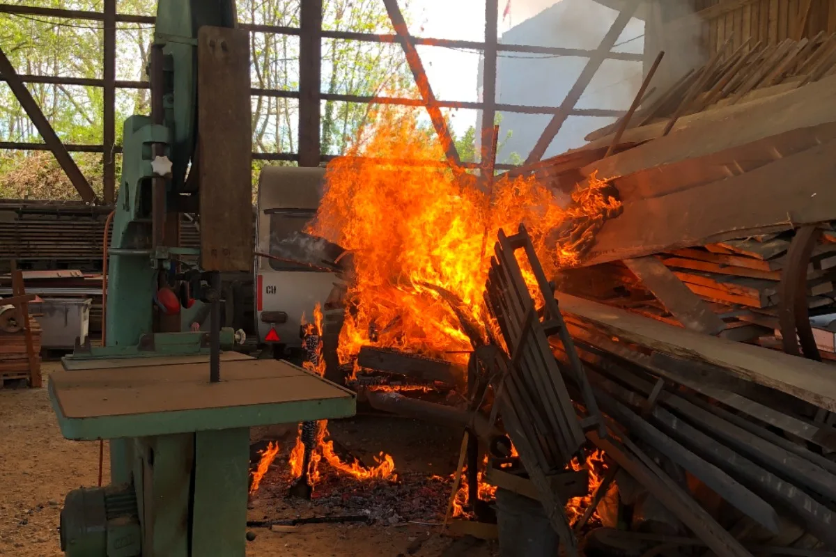Reinach AG -  Holzlager in Brand - Brandstiftung nicht ausgeschlossen!