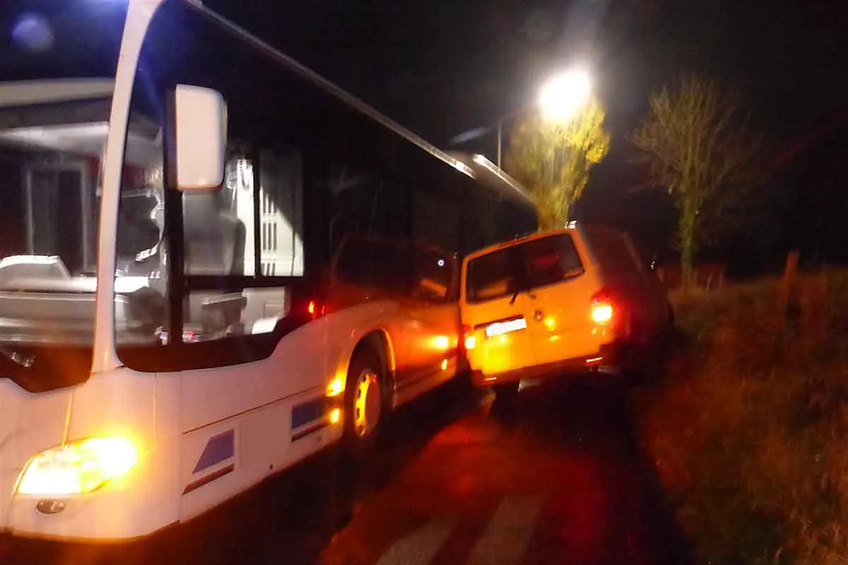 Morsbach - Transporter kippt um und beschädigt Linienbus