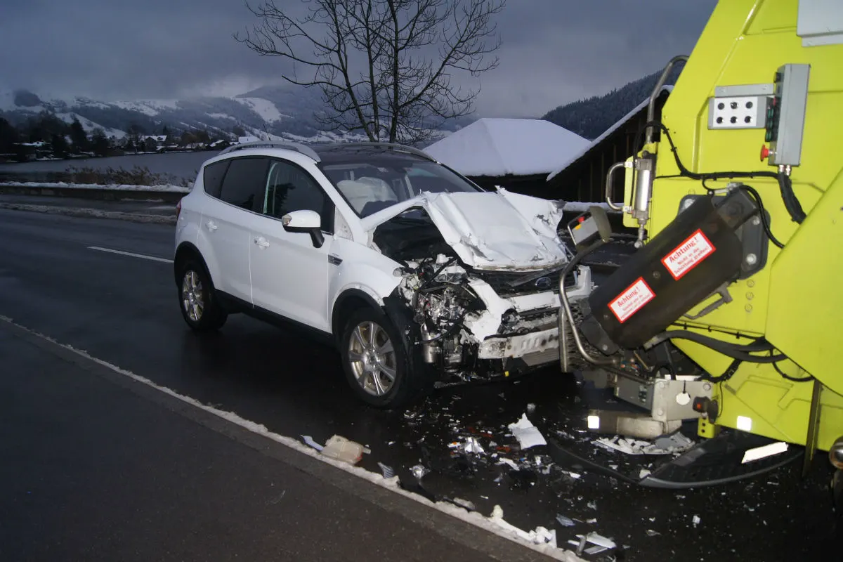 Oberägeri ZG - Junge löst mit Schneeball Auffahrunfall aus