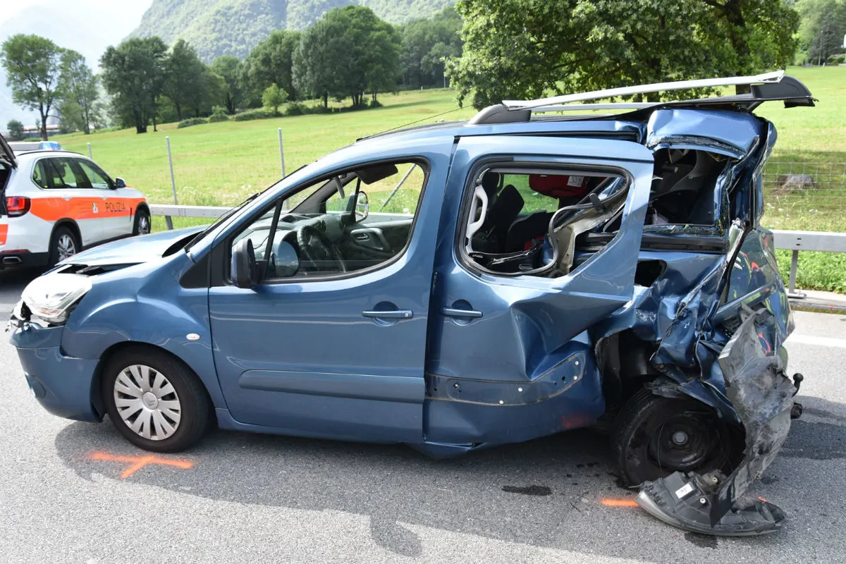 Lumino GR - Heftige Auffahrkollision auf der A13