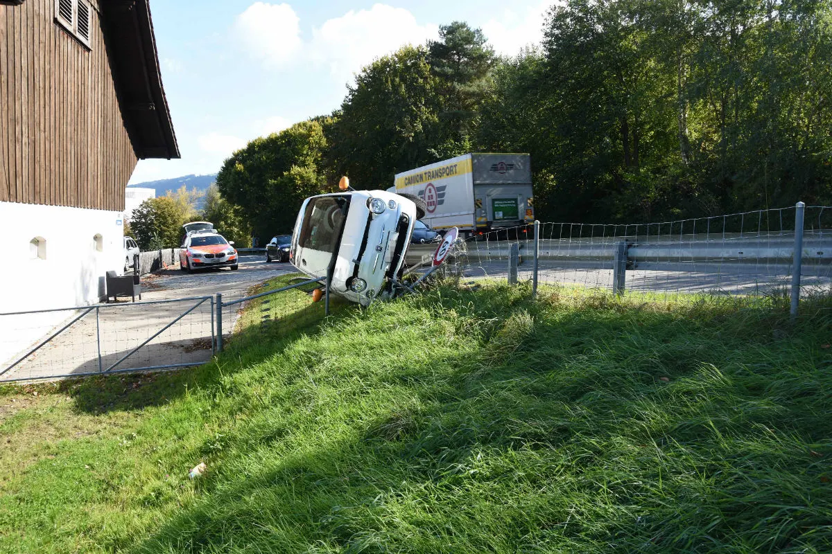 Tübach SG - Abgelenkte Autofahrerin baut Selbstunfall