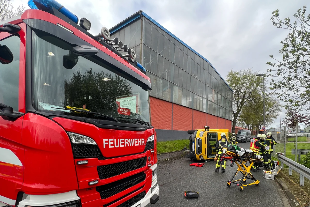 Bochum Weitmar - Fahrer muss nach Verkehrsunfall  aus umgestürztem Transporter befreit werden 