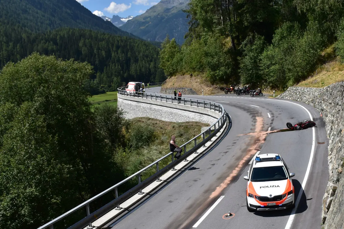 Lavin GR -  Motorradfahrer bei Selbstunfall verletzt